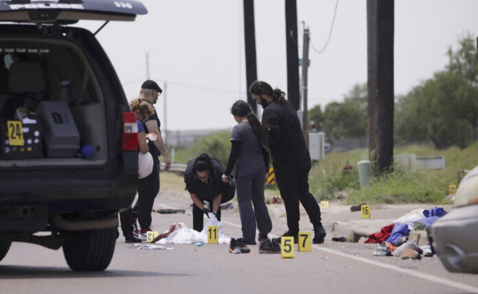 El conductor de un vehículo arrolló a un grupo de migrantes, dejando el penoso saldo de al menos siete personas fallecidas y múltiples heridas (Foto: Elmundo)