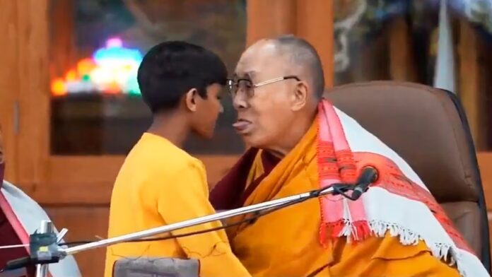 Dalai:Lama_disculpas_beso_niño