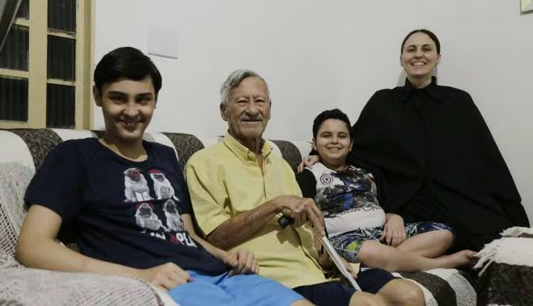 Imagen que muestra a la familia del pequeño Matheus, en quien la iglesia católica afirma se hizo un milagro por la intercesión del beato Carlo Acutis. (Fotografía tomada por Leonardo de França, publicada en el sitio Midiamax)